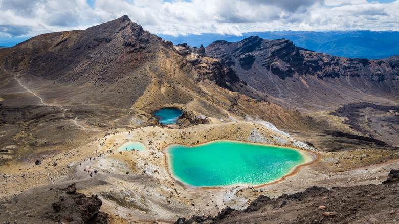 emerald lakes near mt tongariro