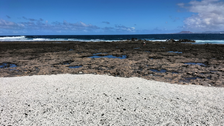 Popcorn sand at Playa del Bajo