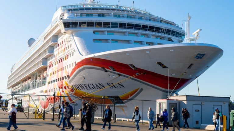 Passengers disembarking the Norwegian Sun