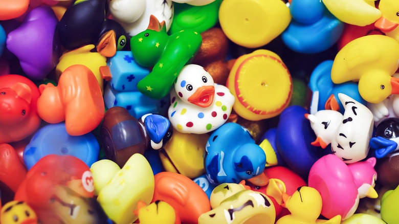 A mixture of rubber ducks