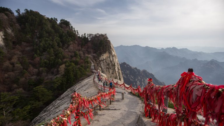 People hiking the peak of Hua Shan