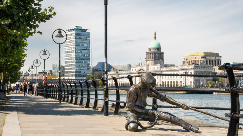 Linesman sculpture in Dublin, Ireland