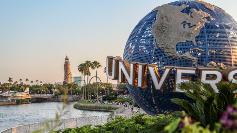 Universal Orlando globe sign