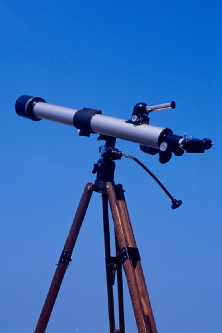 <h3>How to Use a Vivitar Telescope</h3>