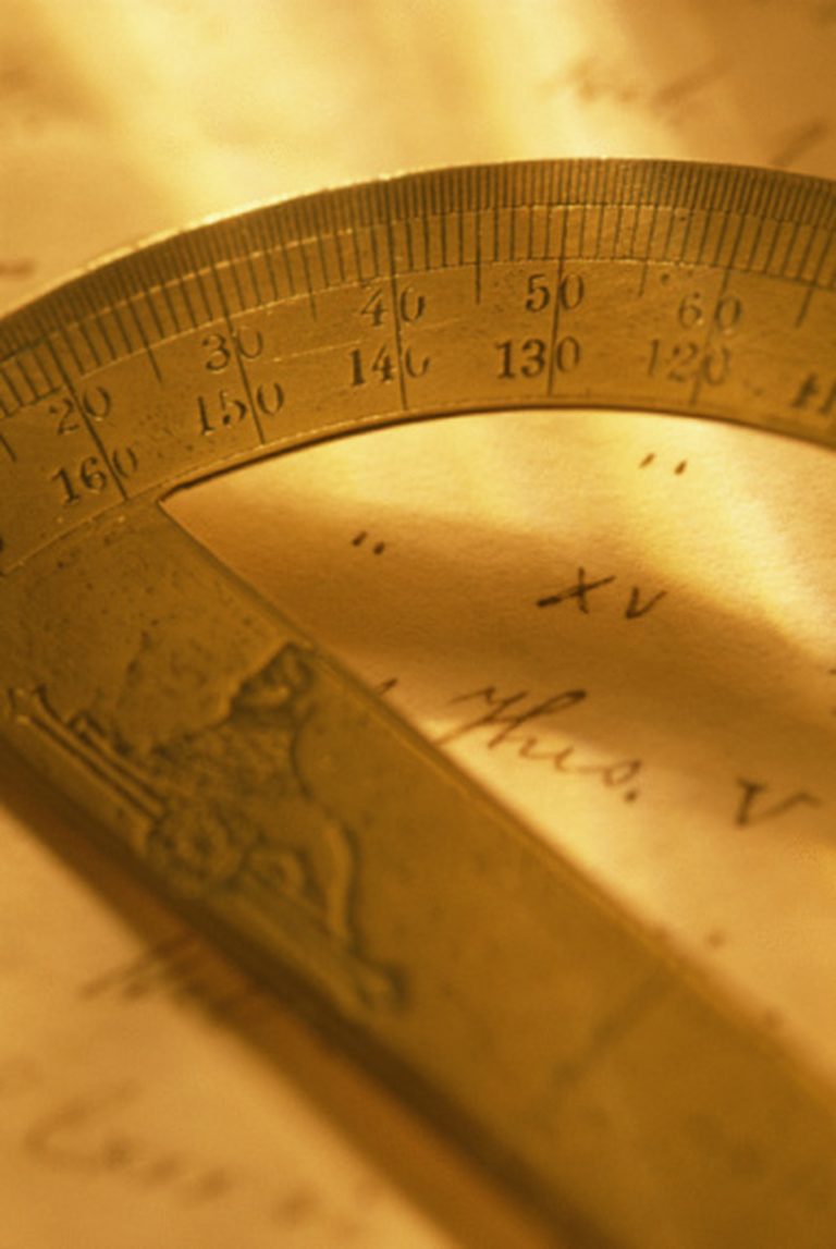 <h3>Understanding the Distinction Between a Compass and a Protractor</h3>