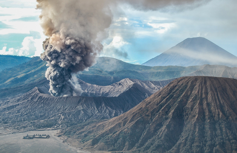 <h3>Phases of a Volcano Eruption</h3>