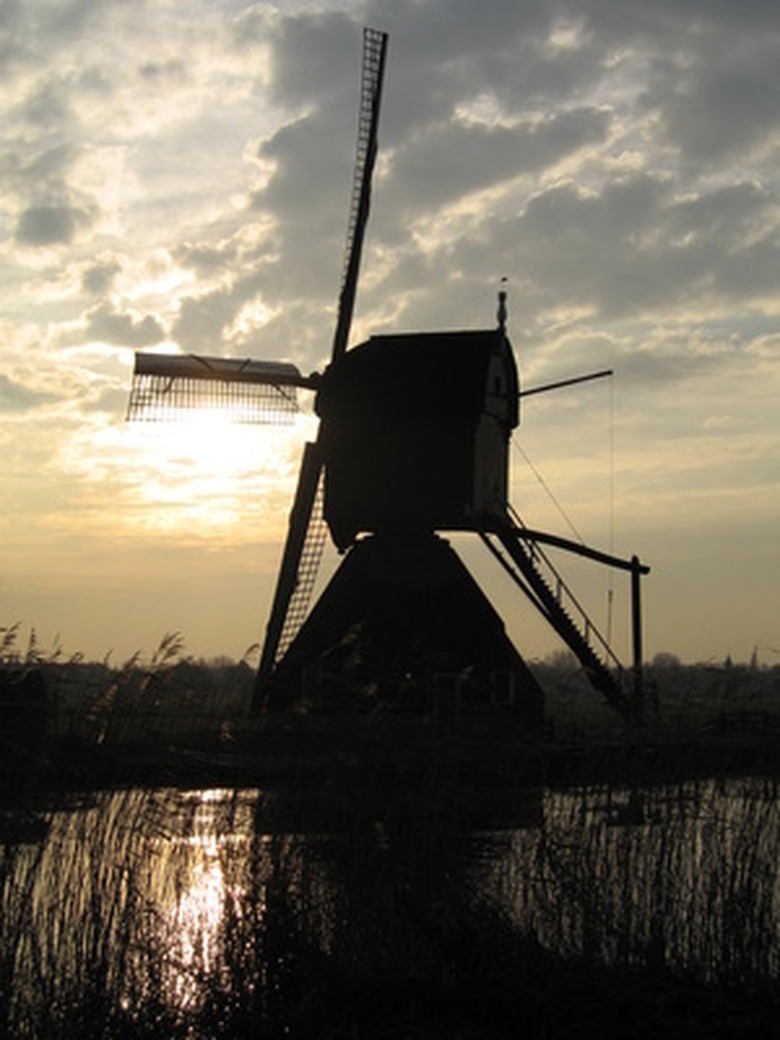 <h3>Understanding the Functionality of Grain Windmills</h3>