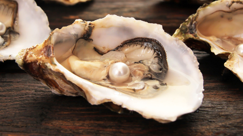 <h3>How Oysters Create Pearls and the Reasons Behind Their Color Variations</h3>